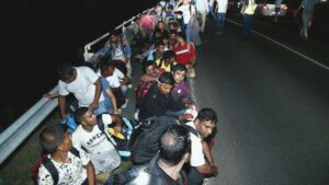 Zapłacą za wyjazd migrantów. Rząd chce pozbyć się problemu