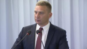 Komornik wchodzi na konta Bąkiewicza. Pieniądze trafią do „Babci Kasi”
