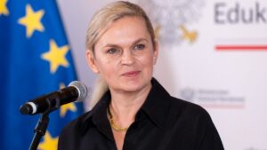 Koniec kontroli rodziców? Resort Nowackiej chce zmian ws. pełnoletnich uczniów