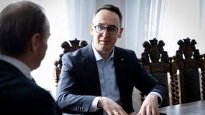 „Za pół darmo”. Minister chwali się zakupem używanych wagonów z Niemiec