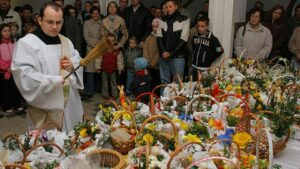 Bez jajek i kiełbasy. Aktywiści żądają od księży wegańskiej święconki