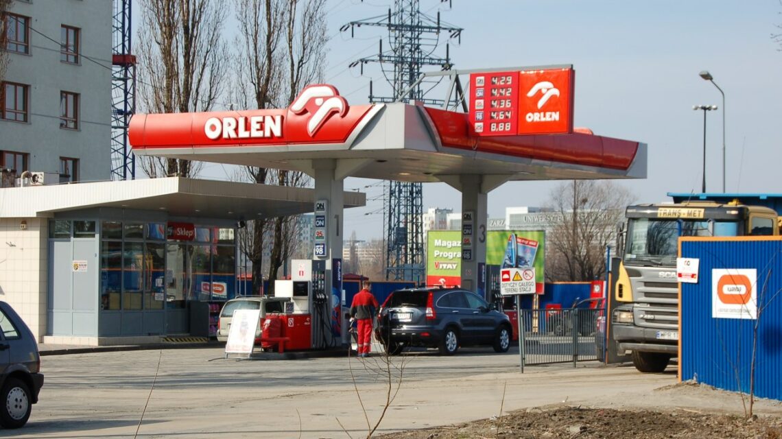 Marek Jakubiak ujawnia: 2,5 miliarda złotych straty Orlenu. Za darmo wysyłamy paliwo na Ukrainę!