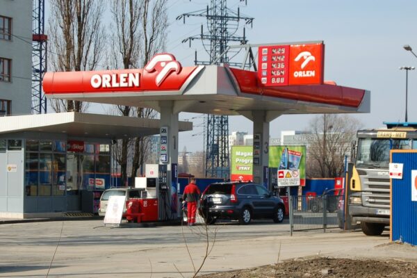 Marek Jakubiak ujawnia: 2,5 miliarda złotych straty Orlenu. Za darmo wysyłamy paliwo na Ukrainę!